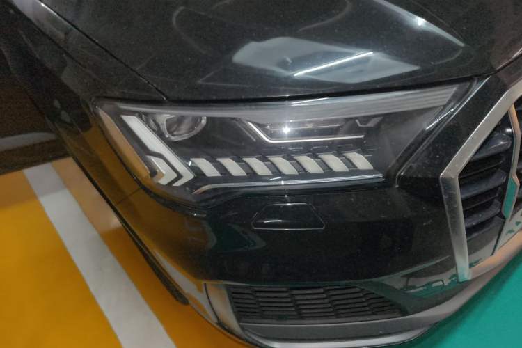 Used Audi Q7 2022 55 TFSI quattro S line Sport model Right Front Headlight