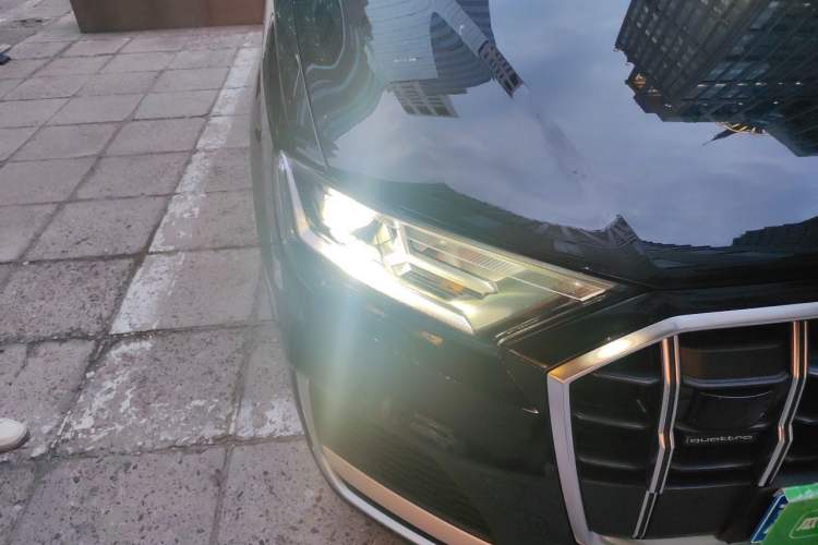 Used Audi Q7  Right Front Headlight