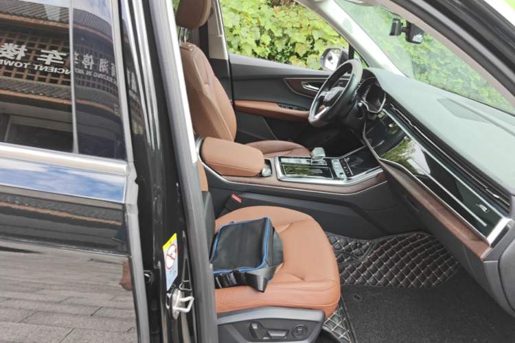 Used Audi Q7 2022 55 TFSI quattro S line Sport model Right Front Seat