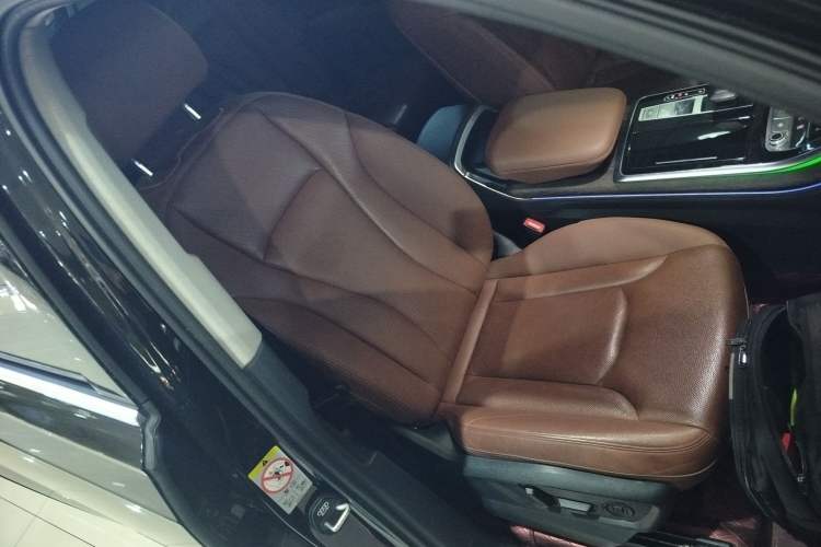 Used Audi Q7 2022 55 TFSI quattro S line Sport model Right Front Seat