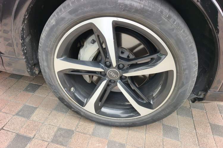 Used Audi Q7 2022 55 TFSI quattro S line Sport model Right Front Wheel Hub