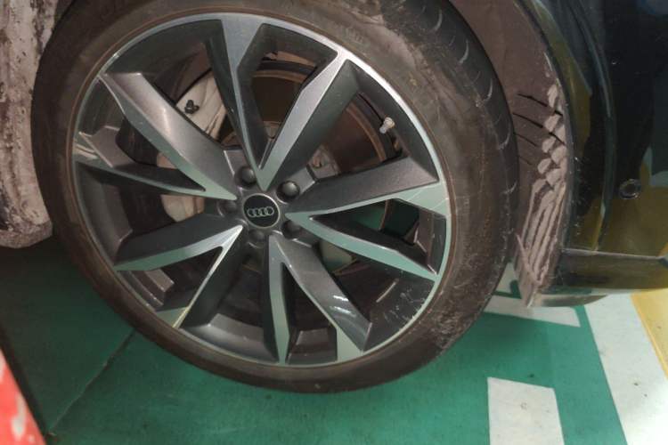 Used Audi Q7 2022 55 TFSI quattro S line Sport model Right Front Wheel Hub