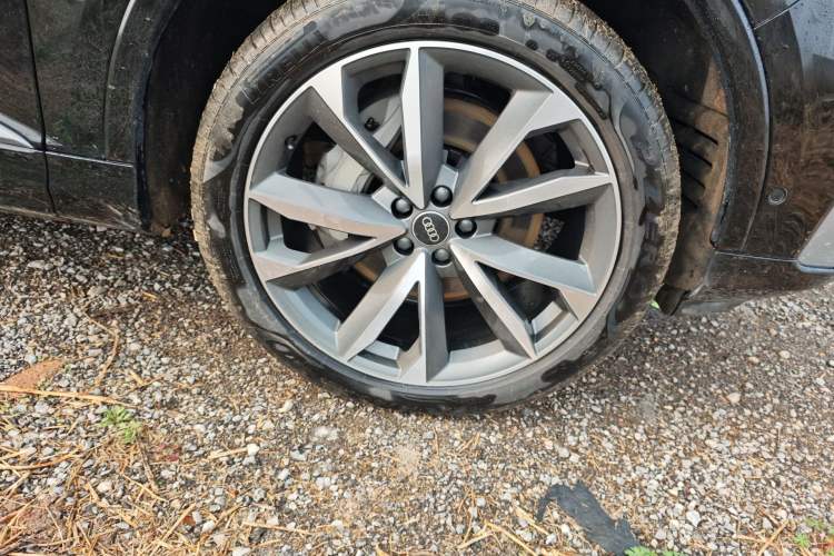 Used Audi Q7 2022 55 TFSI quattro S line Sport model Right Front Wheel Hub