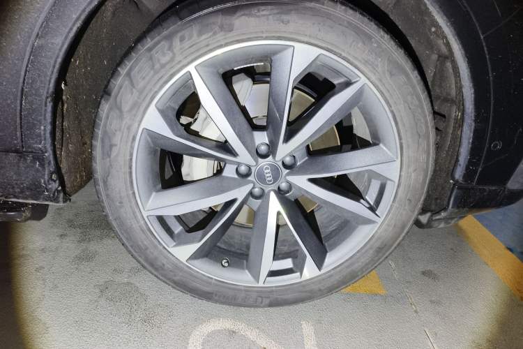 Used Audi Q7 2022 55 TFSI quattro S line Sport model Right Front Wheel Hub