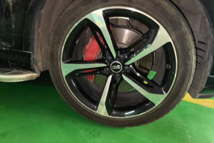 Used Audi Q7 2022 55 TFSI quattro S line Ice and Snow Sports Edition Right Front Wheel Hub