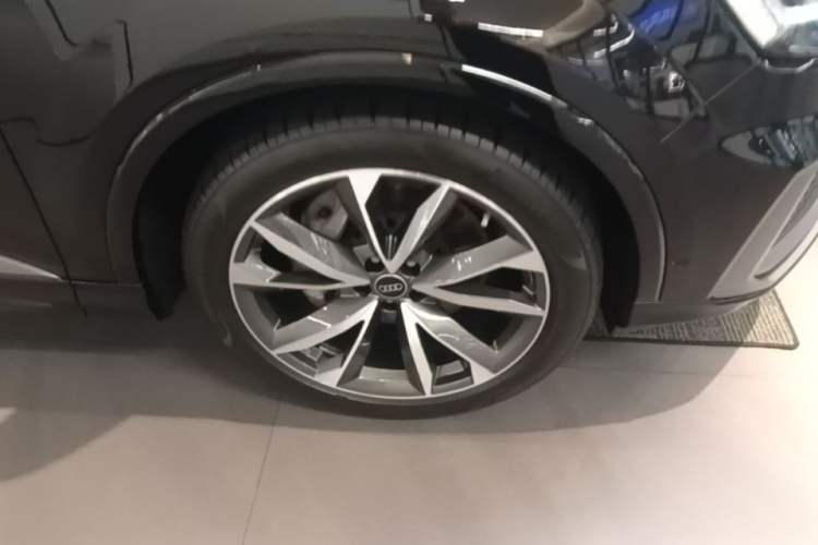 Used Audi Q7 2022 55 TFSI quattro S line Sport model Right Front Wheel Hub
