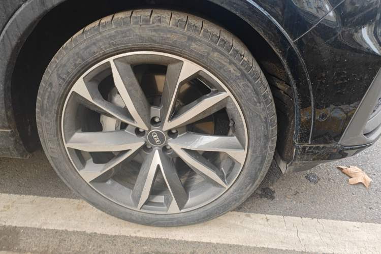 Used Audi Q7 2022 55 TFSI quattro S line Sport model Right Front Wheel Hub