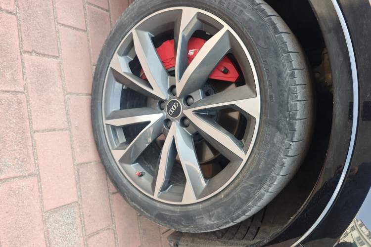 Used Audi Q7 2022 55 TFSI quattro S line Sport model Right Front Wheel Hub