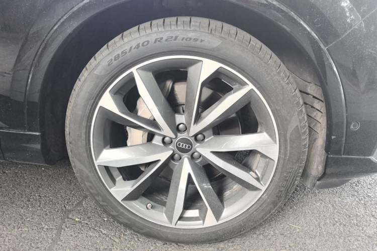 Used Audi Q7 2022 55 TFSI quattro S line Sport model Right Front Wheel Hub
