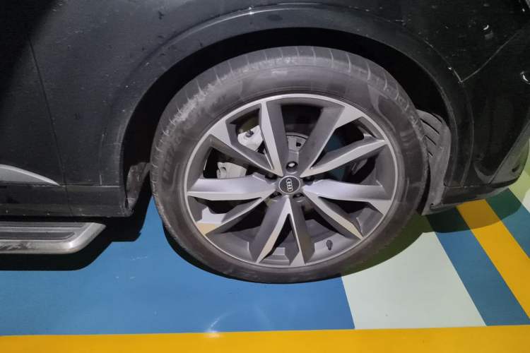 Used Audi Q7 2022 55 TFSI quattro S line Sport model Right Front Wheel Hub