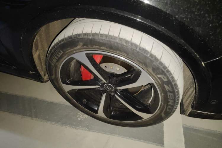 Used Audi Q7 2022 55 TFSI quattro S line Ice and Snow Sports Edition Right Front Wheel Hub