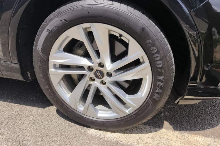 Used Audi Q7 2022 45 TFSI quattro S line Sport Edition Right Front Wheel Hub