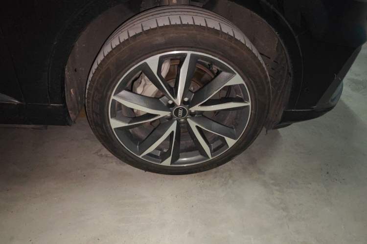 Used Audi Q7  Right Front Wheel Hub