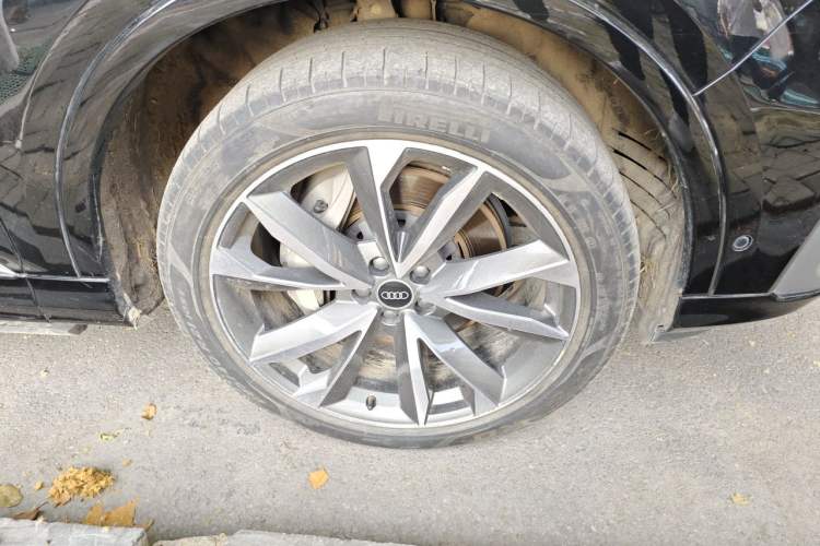 Used Audi Q7 2022 55 TFSI quattro S line Sport model Right Front Wheel Hub
