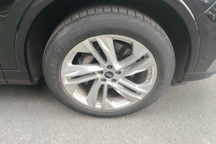 Used Audi Q7 2022 45 TFSI quattro S line Sport Edition Right Front Wheel Hub