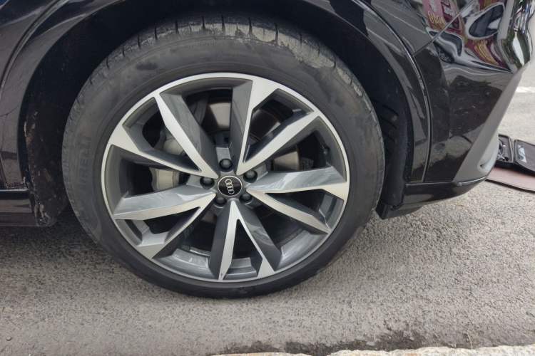 Used Audi Q7 2022 55 TFSI quattro S line Sport model Right Front Wheel Hub