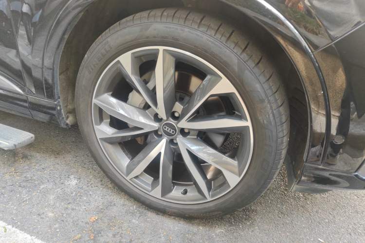 Used Audi Q7 2022 55 TFSI quattro S line Sport model Right Front Wheel Hub