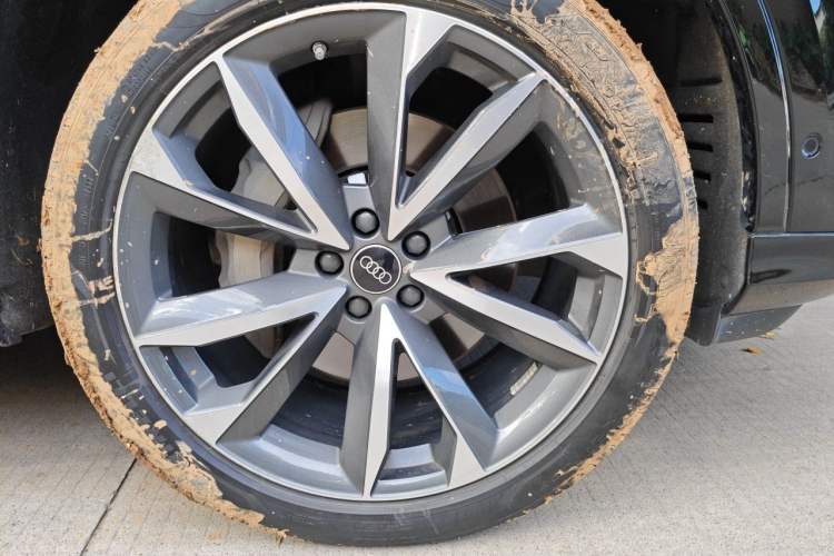 Used Audi Q7 2022 55 TFSI quattro S line Sport model Right Front Wheel Hub