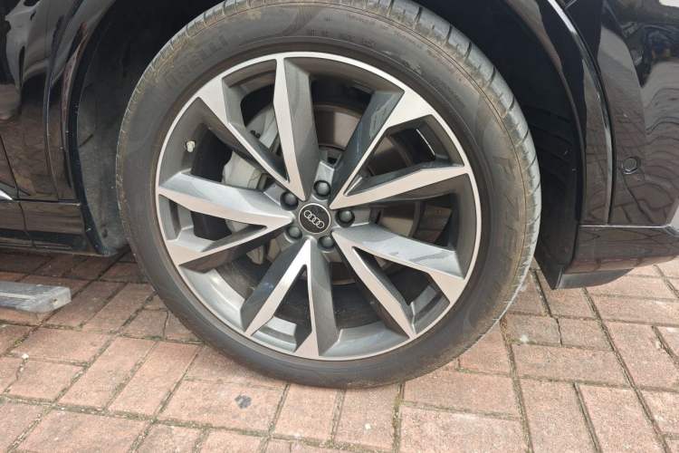 Used Audi Q7 2022 55 TFSI quattro S line Sport model Right Front Wheel Hub