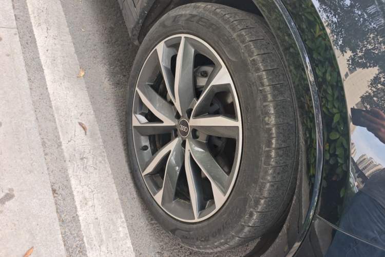 Used Audi Q7 2022 55 TFSI quattro S line Sport model Right Front Wheel Hub