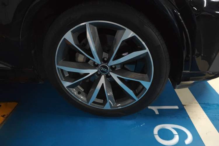Used Audi Q7 2022 55 TFSI quattro S line Sport model Right Front Wheel Hub