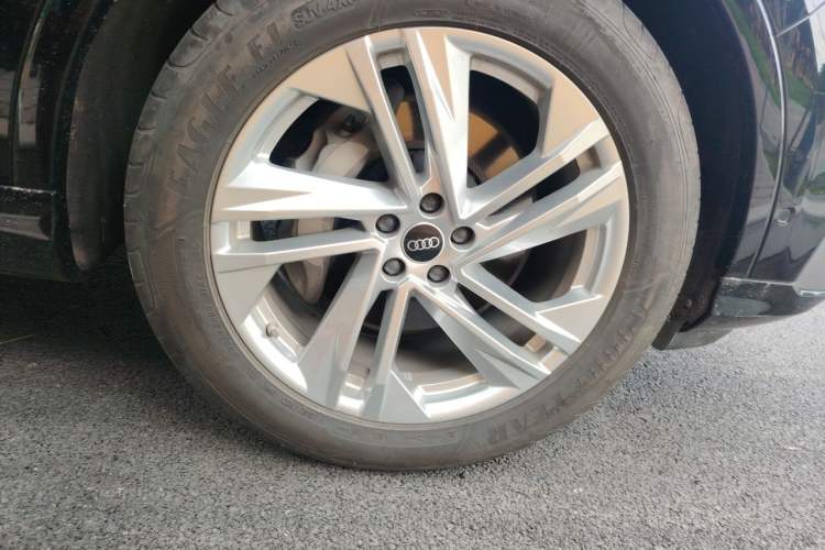 Used Audi Q7 2022 45 TFSI quattro S line Sport Edition Right Front Wheel Hub