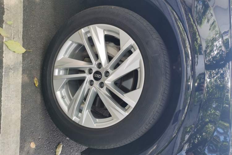 Used Audi Q7 2022 55 TFSI quattro S line Sport model Right Front Wheel Hub