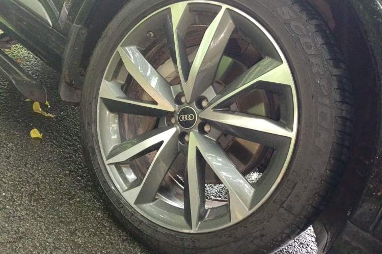 Used Audi Q7 2022 55 TFSI quattro S line Sport model Right Front Wheel Hub