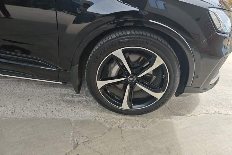 Used Audi Q7 2022 55 TFSI quattro S line Sport model Right Front Wheel Hub