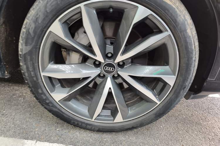 Used Audi Q7 2022 55 TFSI quattro S line Sport model Right Front Wheel Hub