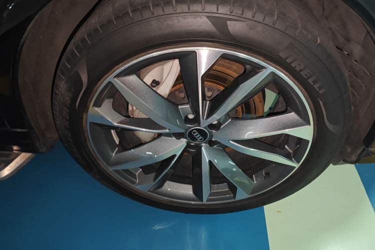 Used Audi Q7 2022 55 TFSI quattro S line Sport model Right Front Wheel Hub