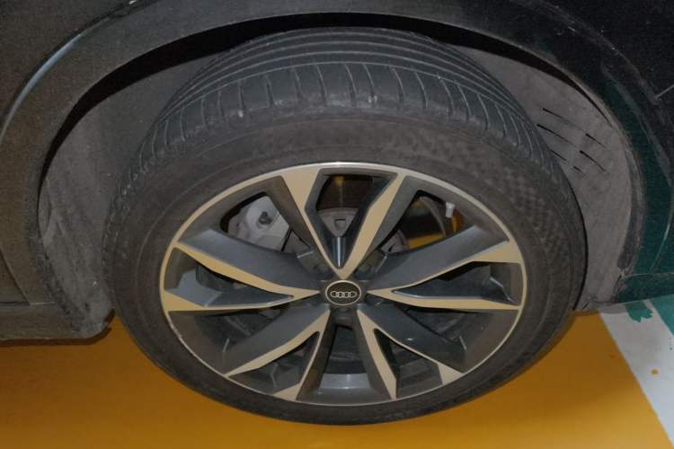 Used Audi Q7 2022 55 TFSI quattro S line Sport model Right Front Wheel Hub