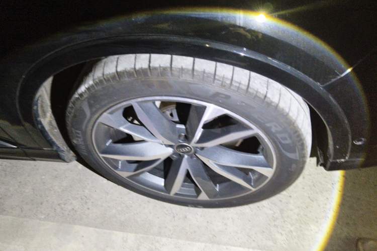 Used Audi Q7 2022 55 TFSI quattro S line Sport model Right Front Wheel Hub