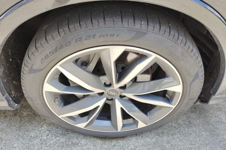 Used Audi Q7 2022 55 TFSI quattro S line Sport model Right Front Wheel Hub