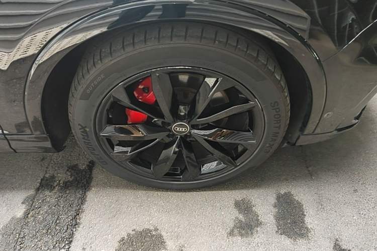 Used Audi Q7 2022 55 TFSI quattro S line Sport model Right Front Wheel Hub