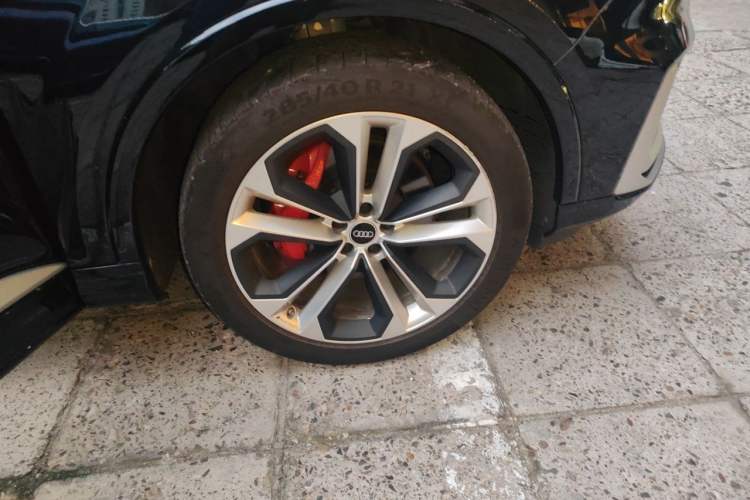 Used Audi Q7  Right Front Wheel Hub