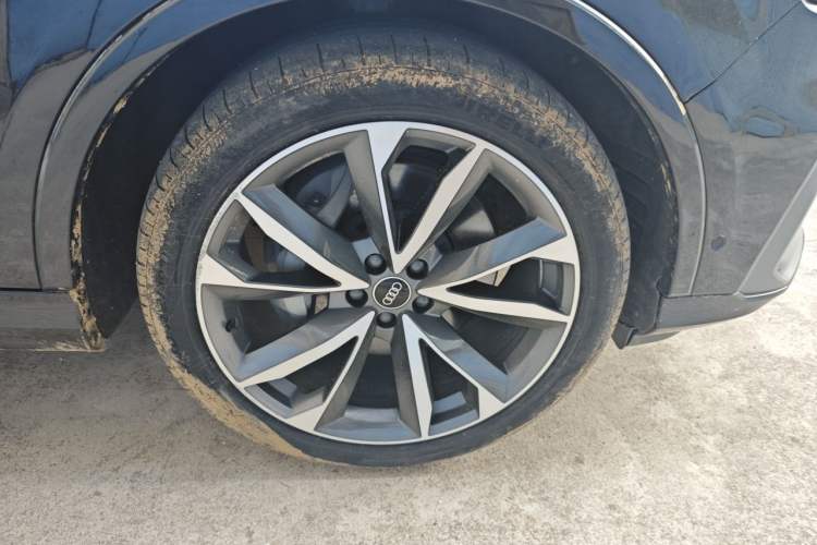 Used Audi Q7 2022 55 TFSI quattro S line Sport model Right Front Wheel Hub