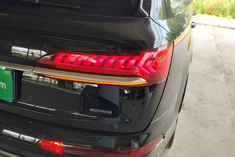 Used Audi Q7 2022 55 TFSI quattro S line Sport model Right Rear Taillight