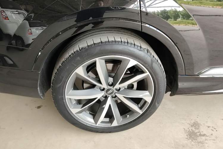 Used Audi Q7 2022 55 TFSI quattro S line Sport model Right Rear Wheel Hub