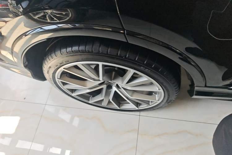 Used Audi Q7 2022 55 TFSI quattro S line Sport model Right Rear Wheel Hub