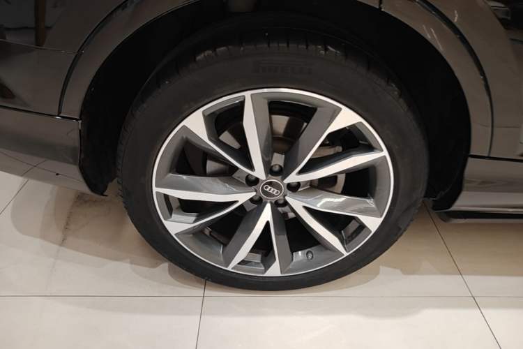 Used Audi Q7 2022 55 TFSI quattro S line Sport model Right Rear Wheel Hub