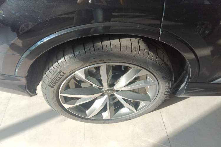 Used Audi Q7 2022 55 TFSI quattro S line Sport model Right Rear Wheel Hub