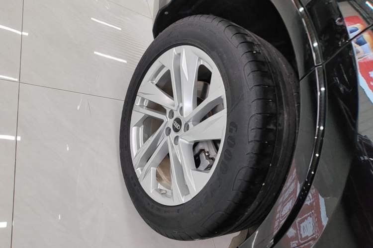 Used Audi Q7 2022 45 TFSI quattro S line Sport Edition Right Rear Wheel Hub
