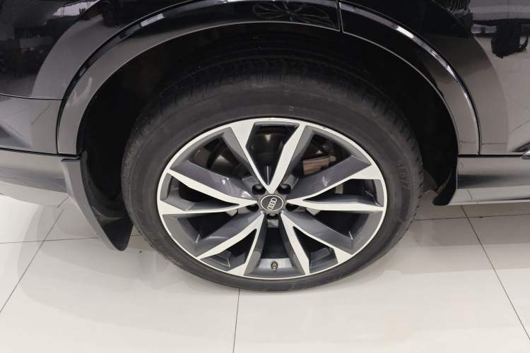 Used Audi Q7 2022 55 TFSI quattro S line Sport model Right Rear Wheel Hub