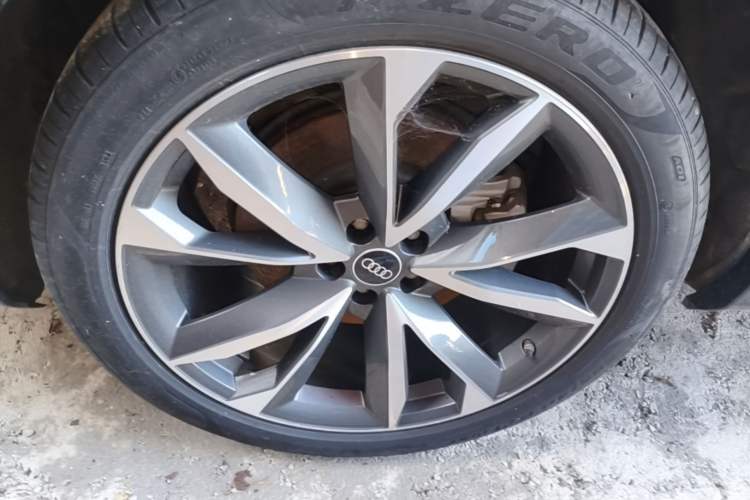 Used Audi Q7 2022 55 TFSI quattro S line Sport model Right Rear Wheel Hub