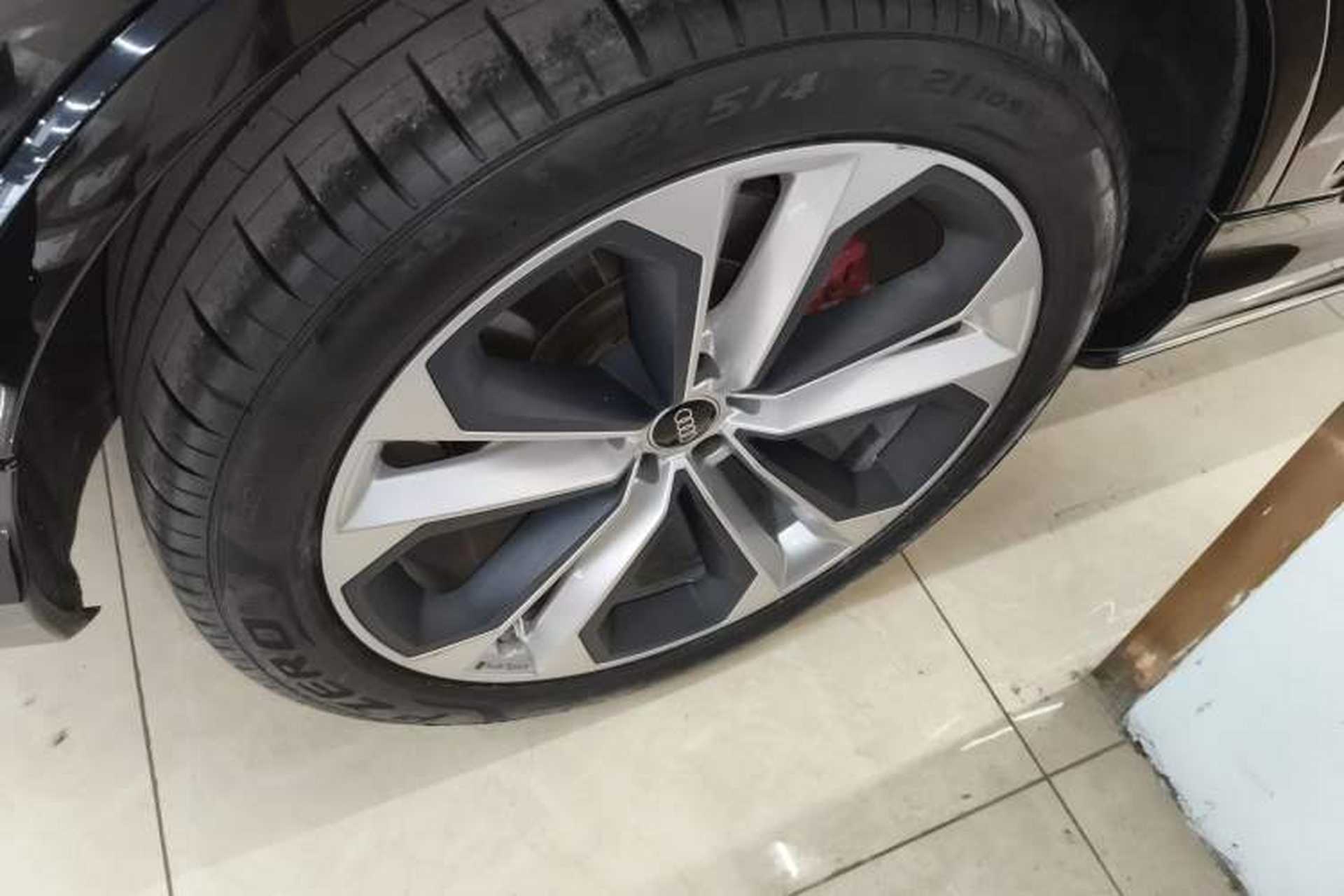 Used Audi Q7 2022 55 TFSI quattro S line Sport model Right Rear Wheel Hub