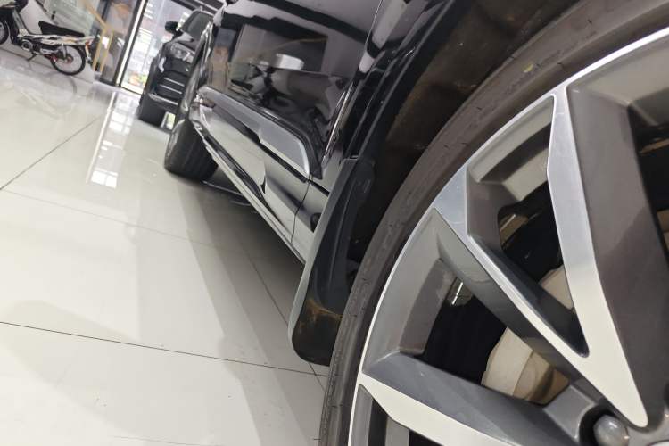 Used Audi Q7 2022 55 TFSI quattro S line Sport model Right Side Sill
