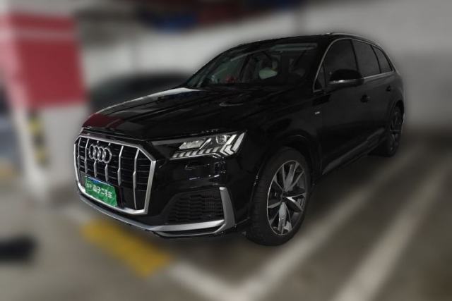 Audi Q7 2022 55 TFSI quattro S line Sport model مستعملة