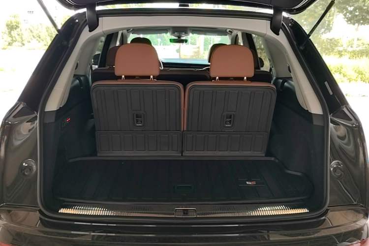 Used Audi Q7 2022 55 TFSI quattro S line Sport model Trunk