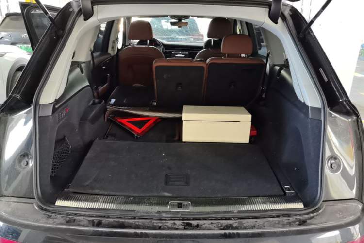Used Audi Q7 2022 55 TFSI quattro S line Sport model Trunk
